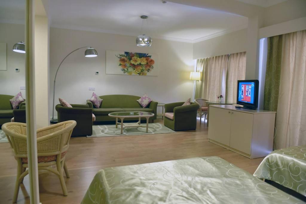 Jasmine Court Hotel & Casino Кирения Екстериор снимка