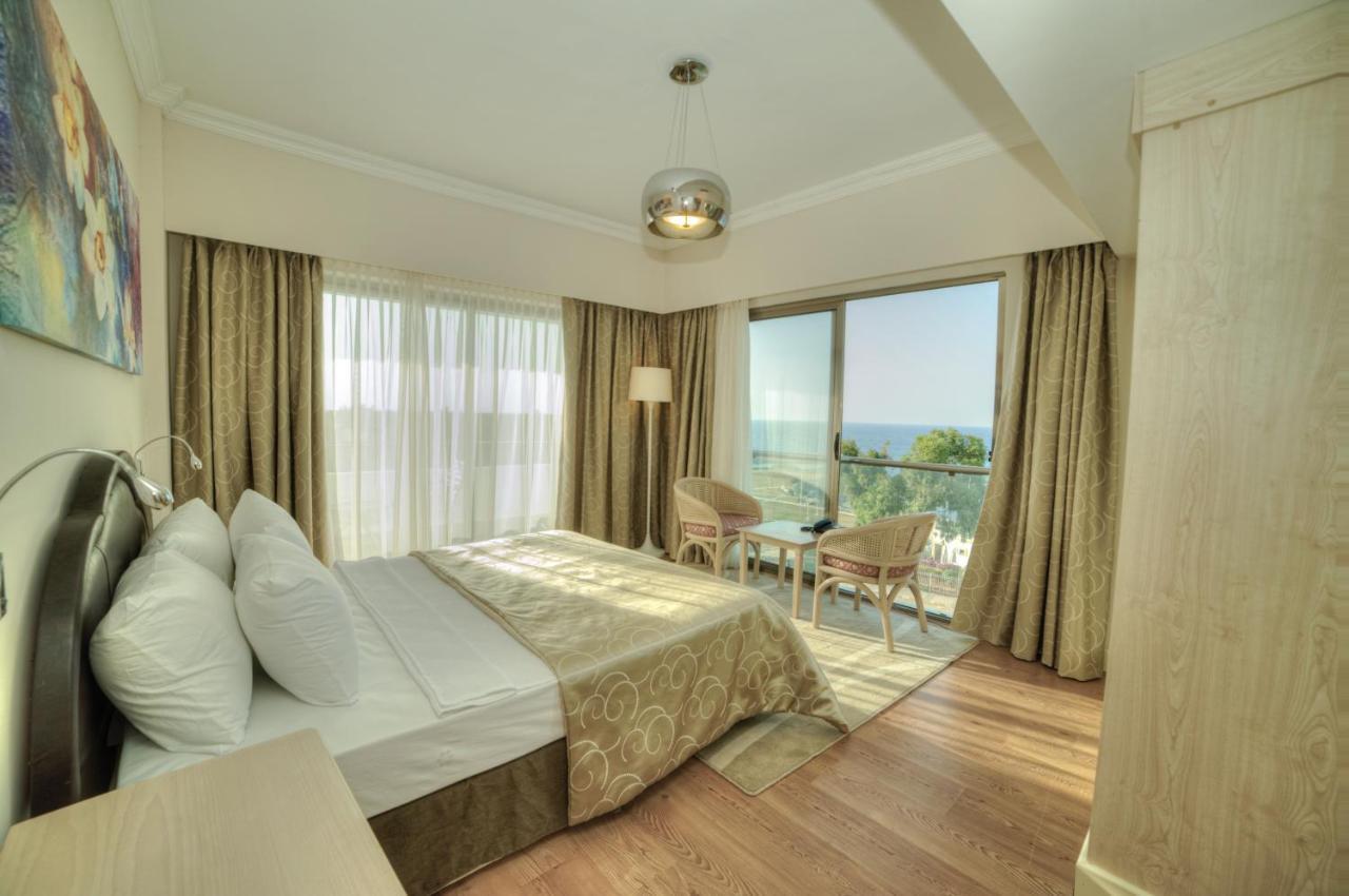 Jasmine Court Hotel & Casino Кирения Екстериор снимка