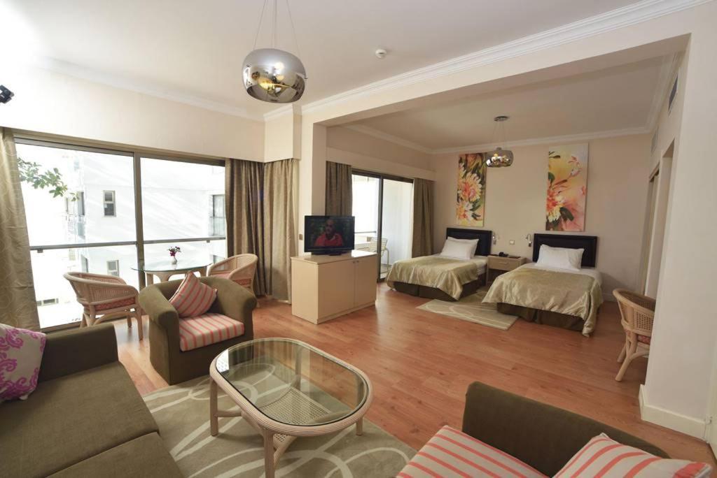 Jasmine Court Hotel & Casino Кирения Екстериор снимка