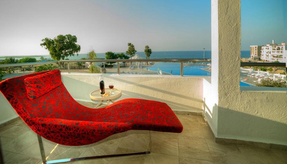 Jasmine Court Hotel & Casino Кирения Екстериор снимка