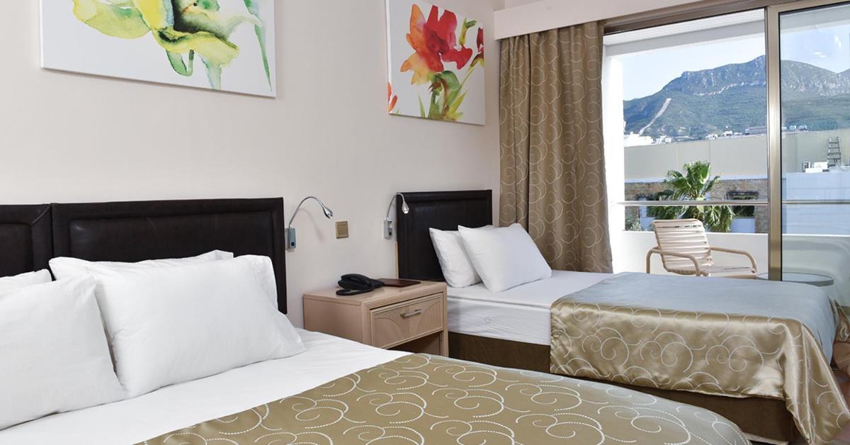 Jasmine Court Hotel & Casino Кирения Екстериор снимка