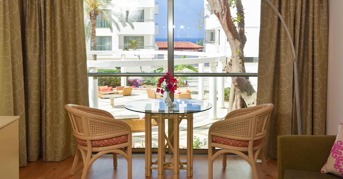 Jasmine Court Hotel & Casino Кирения Екстериор снимка